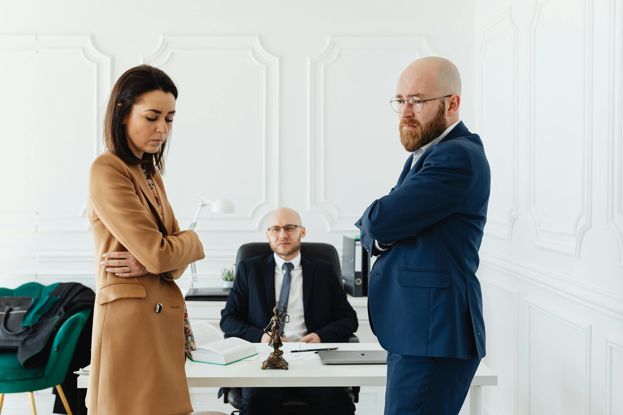 Über uns 6 a couple in corporate attire seeks mediation