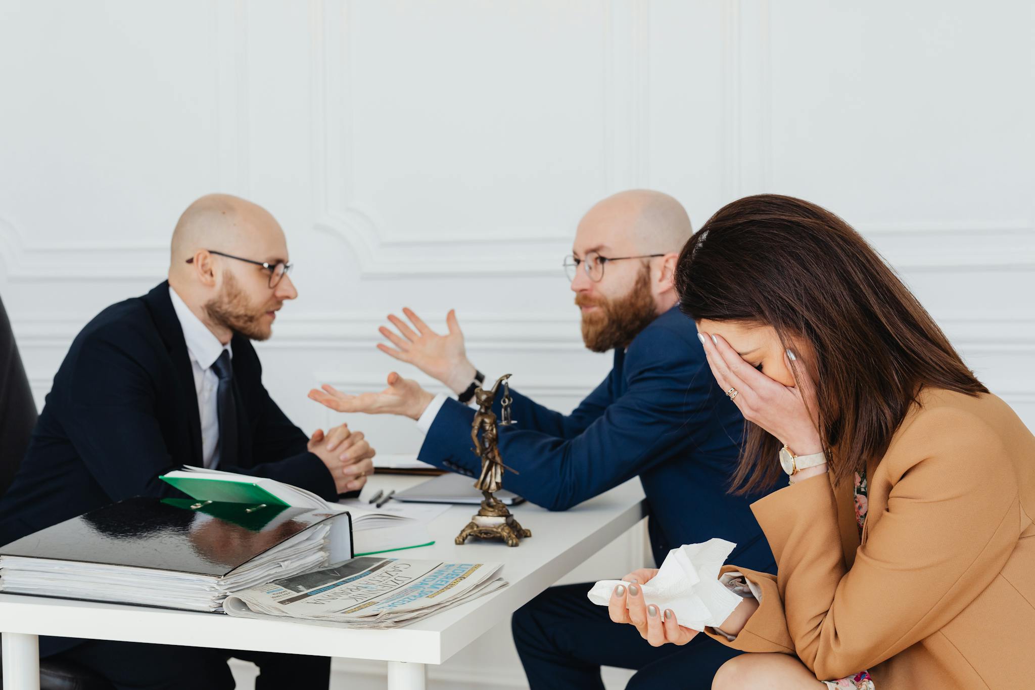 Über uns 5 a lawyer mediates an emotional settlement discussion