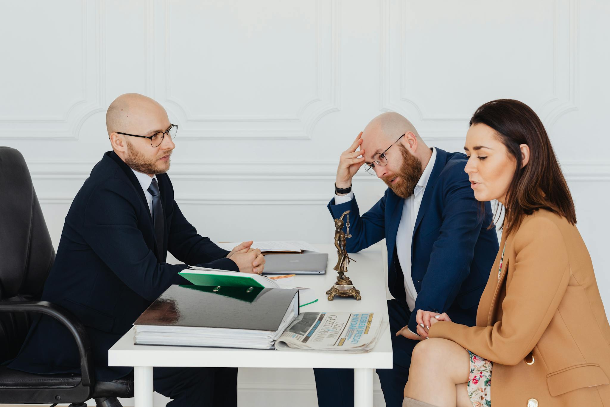Über uns 3 lawyer consulting couple on divorce settlement in